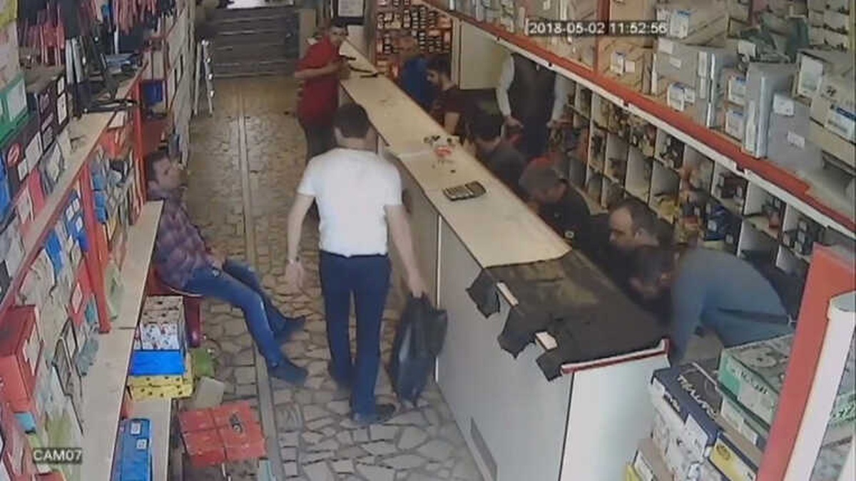 Esnafı Film Sahnesi Gibi Dolandırdılar