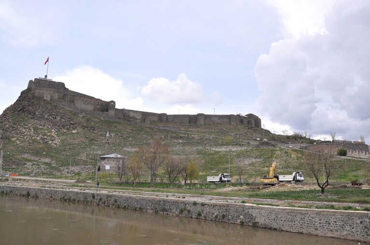Polen Üreten Ağaçlar Kesildi, Kars Kalesi\'nin Önü Açıldı