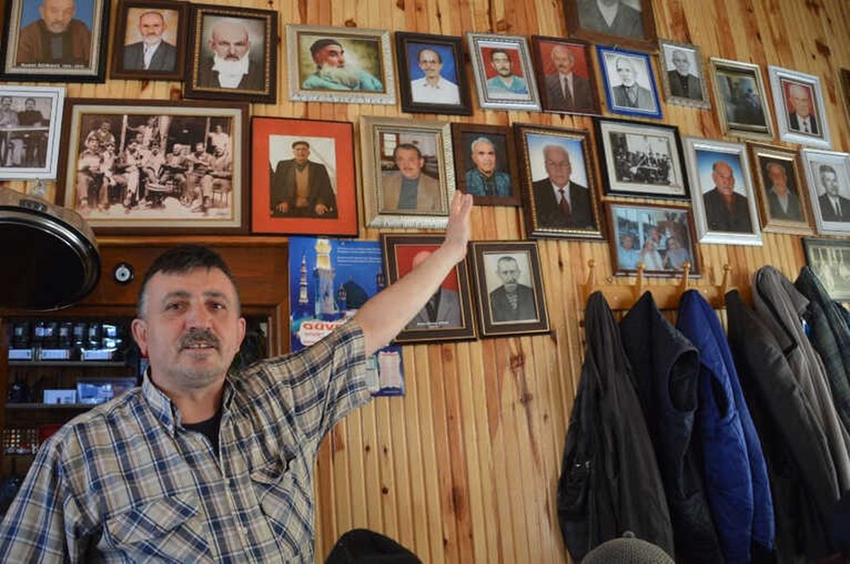 Son Durak\' Kahvehanesinde, Ölen Müşterilerin Fotoğrafları Duvarlarda Sergileniyor