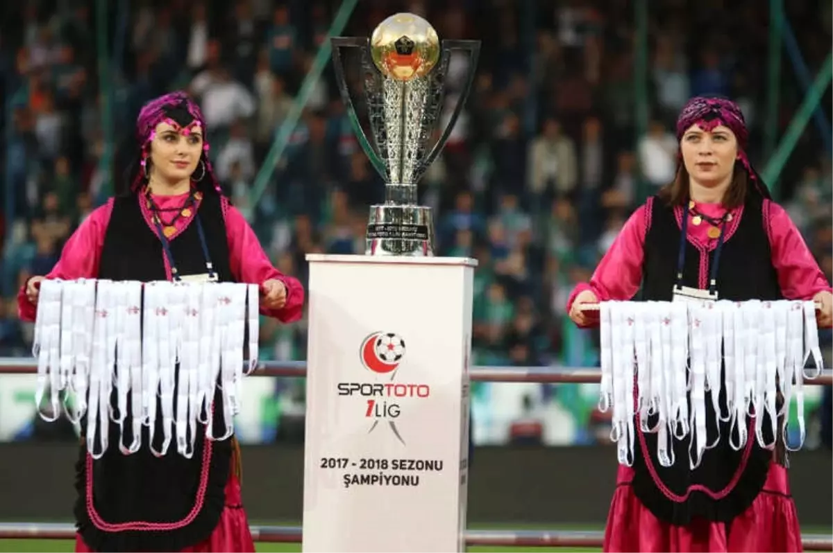 Spor Toto 1. Lig 2017-2018 Şampiyonu Çaykur Rizespor Sahasında Şampiyonluğu Kutladı