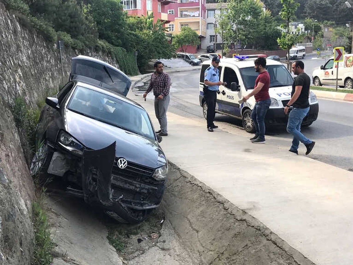Sultanbeyli\'de Sıkıştırılan Araç Su Kanalına Uçtu
