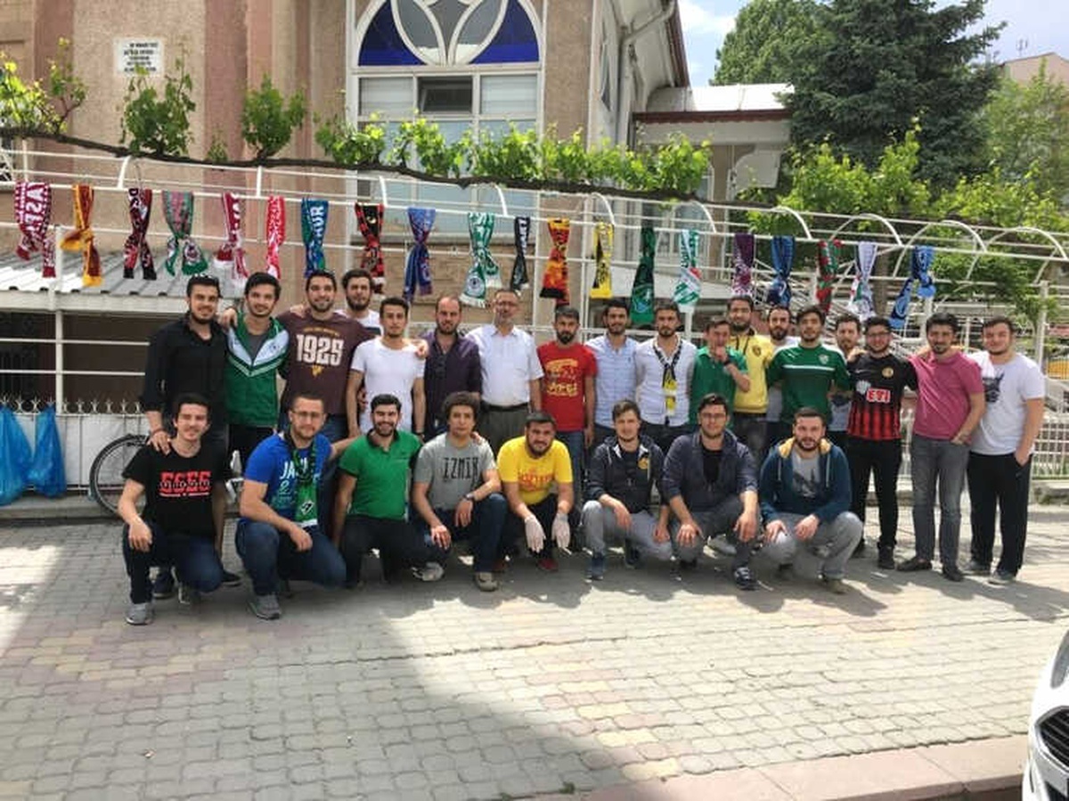Üniversiteli Gençlerden Şehitler İçin Lokma İkramı
