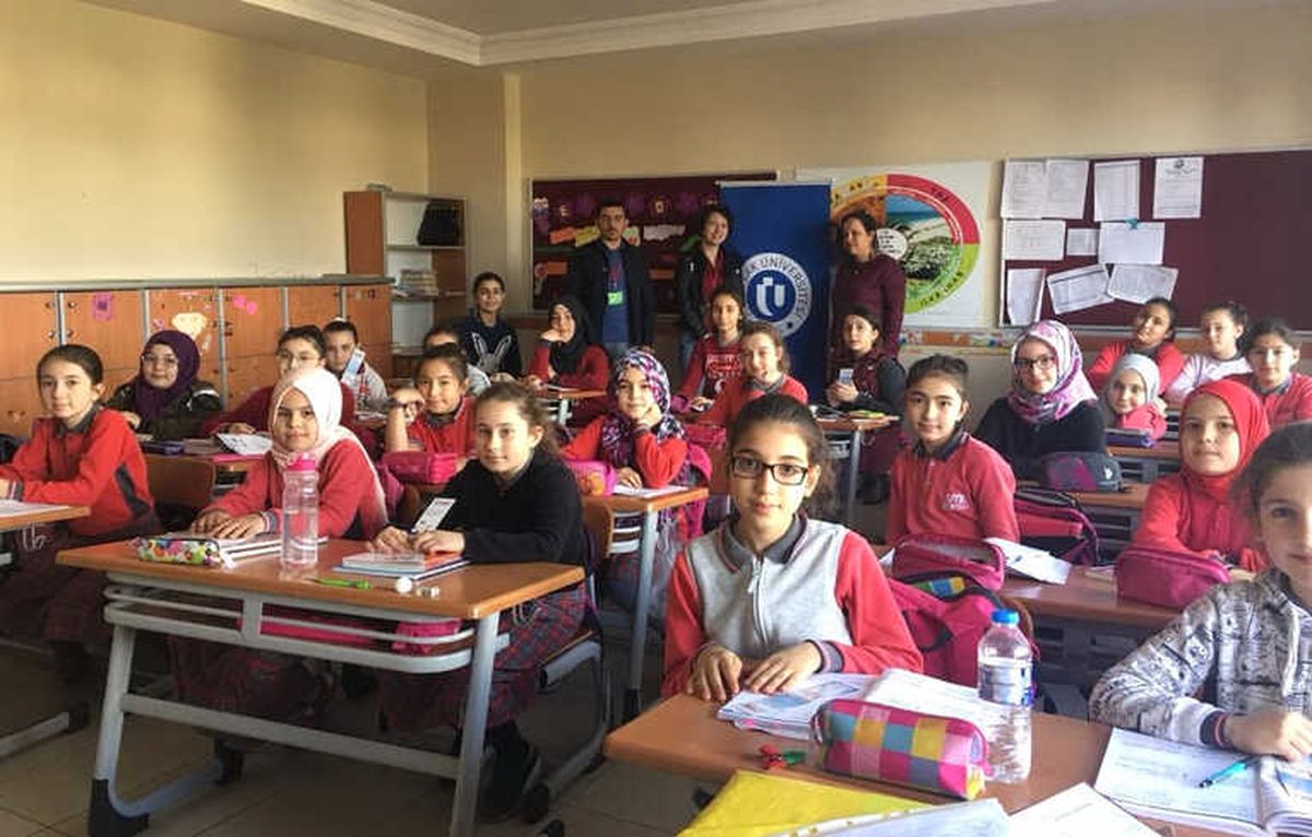 Uşak Üniversitesi Öğrencileri Çocuklarda Takım Ruhu Oluşturdular