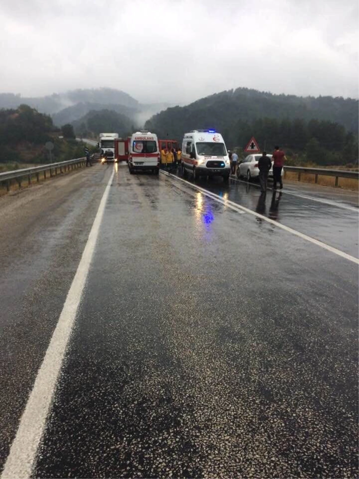 Antalya\'da Yolcu Otobüsü ile Otomobil Çarpıştı: 2 Ölü, 4 Yaralı