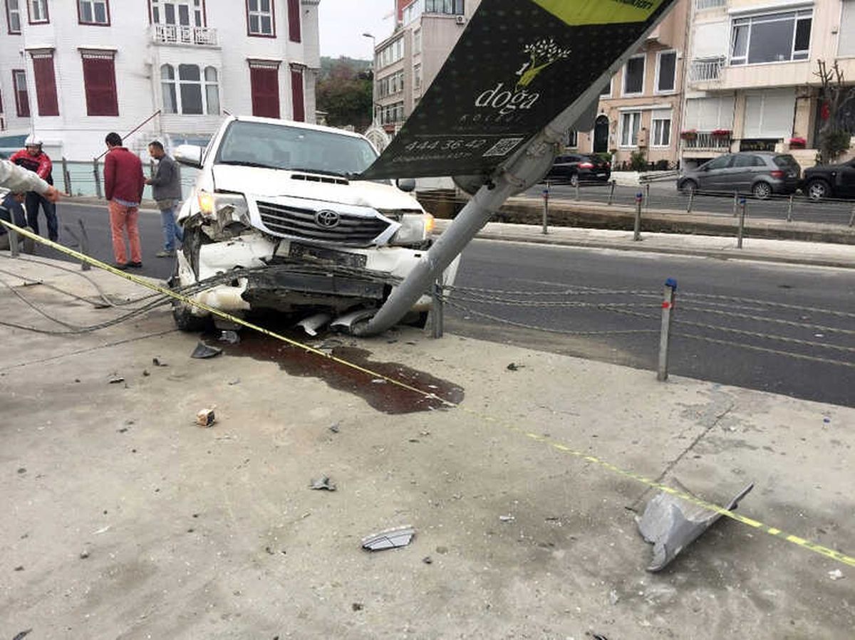 Arnavutköy\'de Kontrolden Çıkan Araç Ortalığı Birbirine Kattı