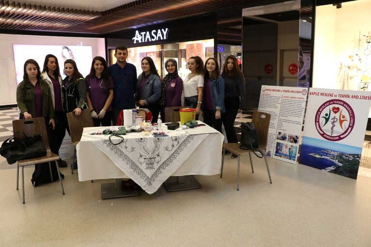 Avm Ziyaretçilerinin Tansiyon ve Şekerini Ölçtüler