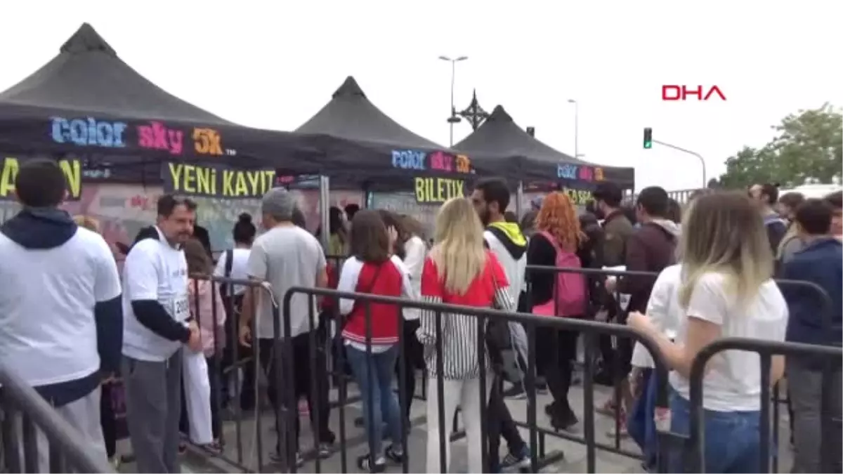 Birbirlerini Boyadılar, Yağmurda Dans Edip Koştular