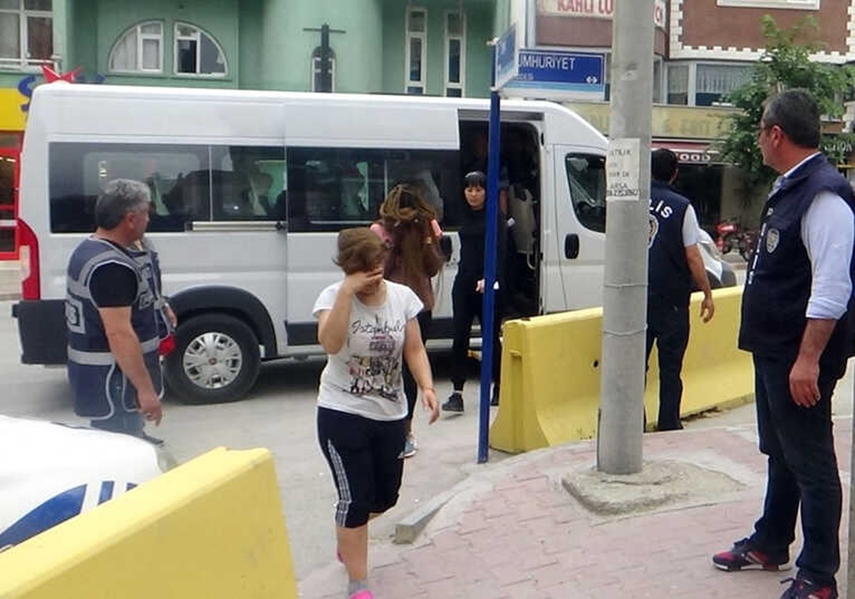 Burdur\'daki Masaj ve Güzellik Salonlarına Eş Zamanlı Fuhuş Baskını: 7 Gözaltı