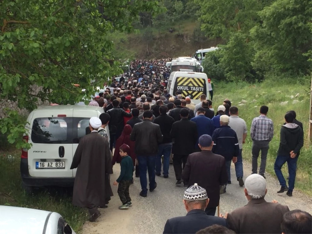 Bursa\'da Kazada Hayatını Kaybeden 3 Kişi Toprağa Verildi
