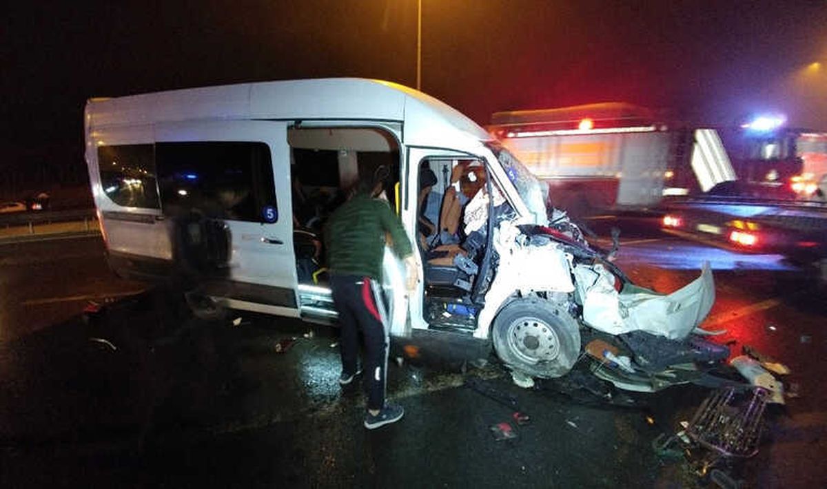 Düğünden Dönen Aileyi Taşıyan Servis Aracı Kaza Yaptı