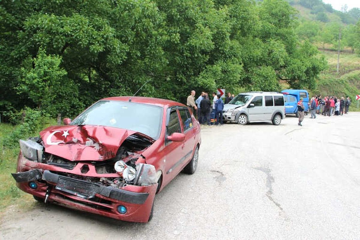 Düzce\'de İki Araç Kafa Kafaya Çarpıştı: 9 Yaralı