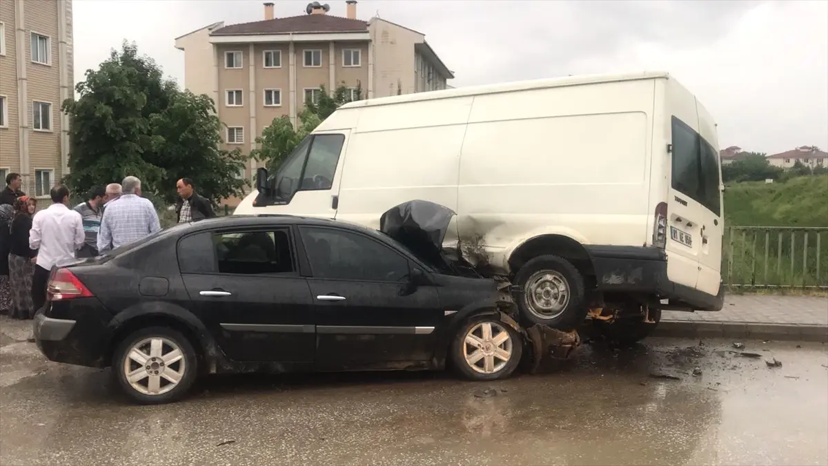 Düzce\'de Trafik Kazası: 5 Yaralı