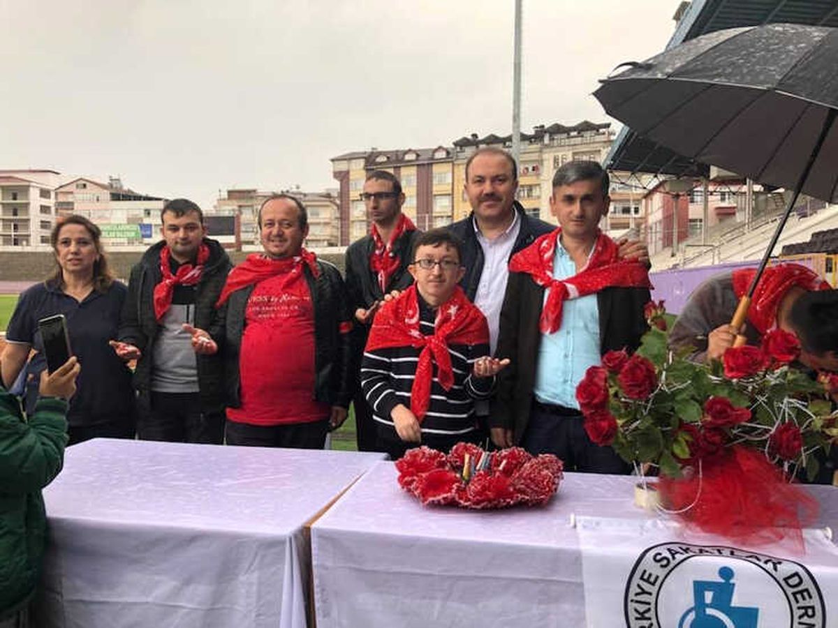 Engelli Gençlere Asker Kınası Yakıldı