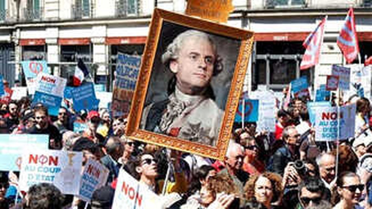 Görev Süresinin İlk Yıldönümünde Macron\'a Paris\'te Dev Protesto