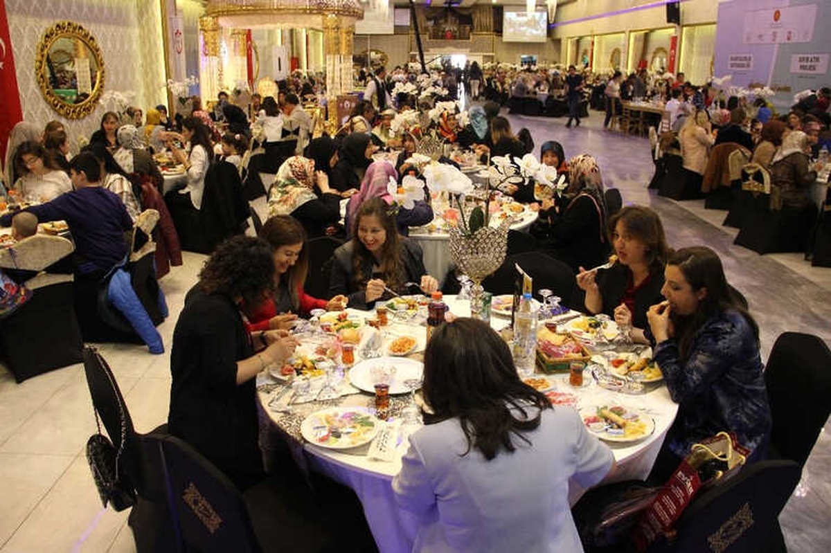 Gül Ailesi Sivas\'ta Kadınlarla Bir Araya Geldi.