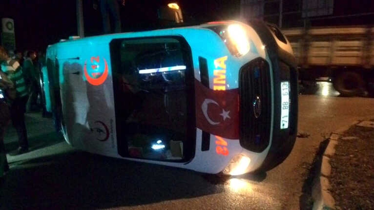 Hasta Taşıyan Ambulans Kaza Yaptı: 4 Yaralı