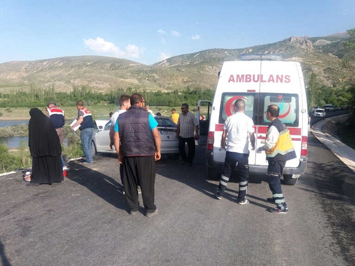 İki Otomobil Kafa Kafaya Çarpıştı: 1 Ölü, 7 Yaralı