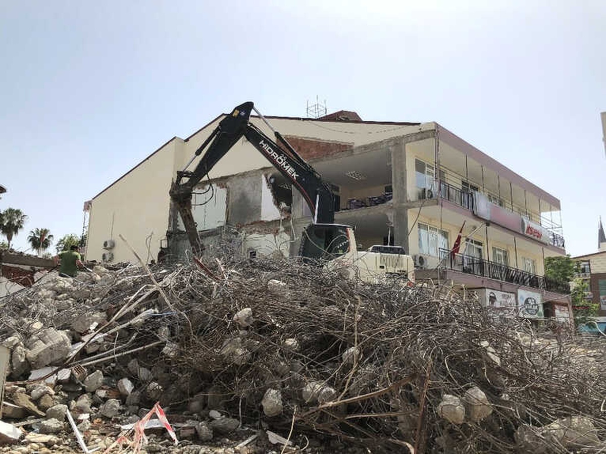 İş Merkezi Yıkımında Lisenin Duvarı Çöktü
