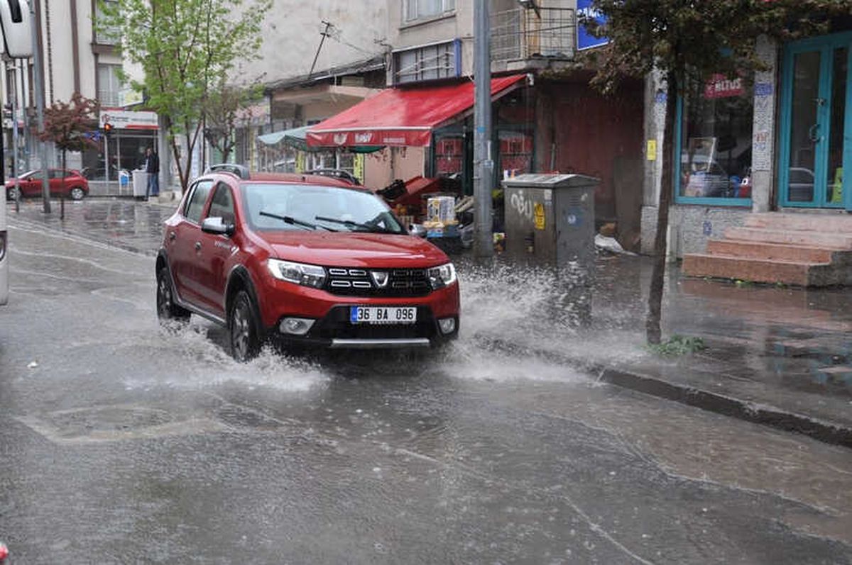 Kars\'ta Sağanak Yağmur Caddeleri Göle Çevirdi