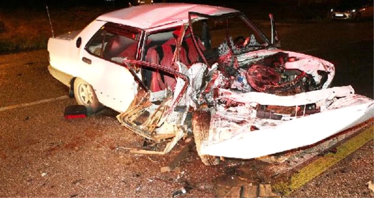 Düğün Dönüşü İki Otomobil Kafa Kafaya Çarpıştı: 2 Ölü, 6 Yaralı