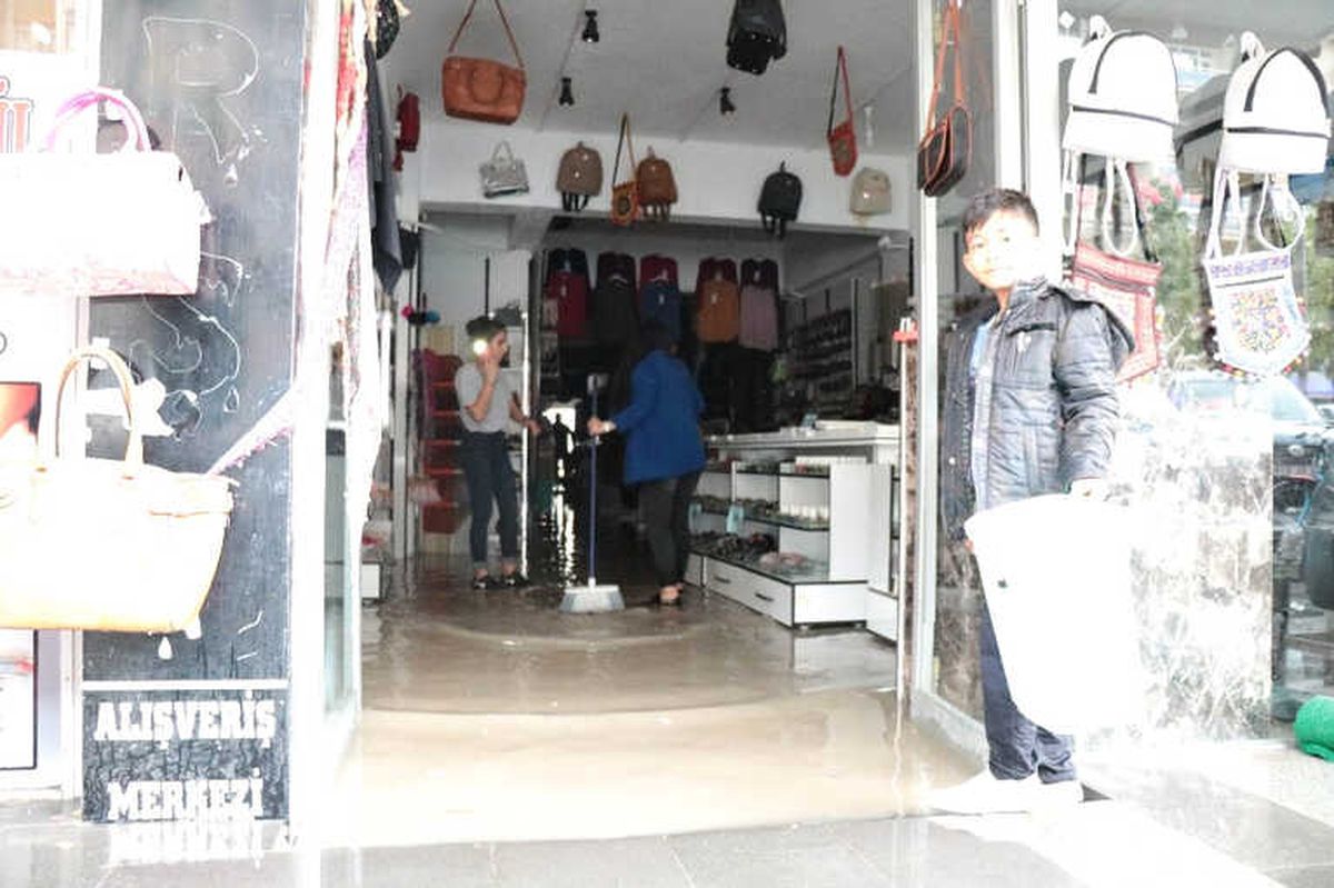 Kırşehir\'de Şiddetli Yağış Hayatı Olumsuz Etkiledi