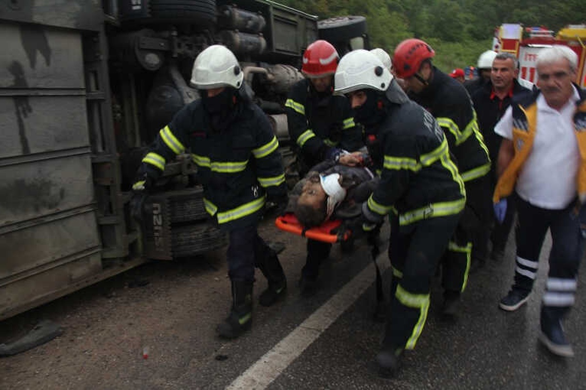 Kocaeli\'de Kontrolden Çıkan Özel Halk Otobüsü Devrildi: 1 Yaralı