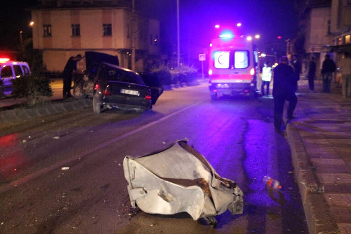 Kontrolden Çıkan Otomobil Orta Refüje Çıktı: 2 Yaralı