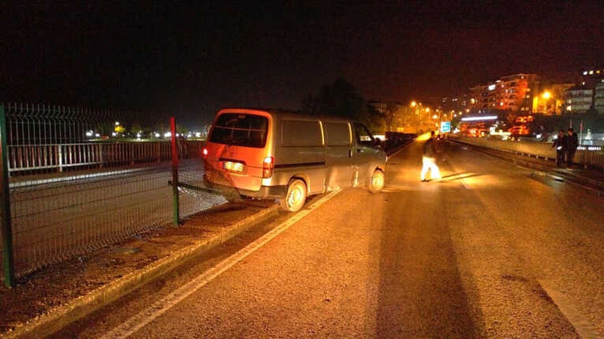 Köprünün Korkuluklarına Çarparak Durabildi