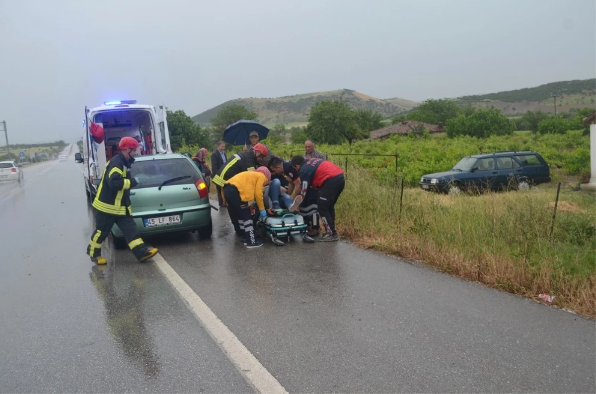 Manisa\'da Trafik Kazası: 4 Yaralı