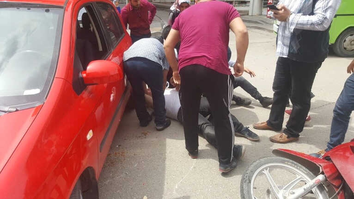 Motosiklet U Dönüşü Yapan Otomobile Çarptı: 2 Yaraılı