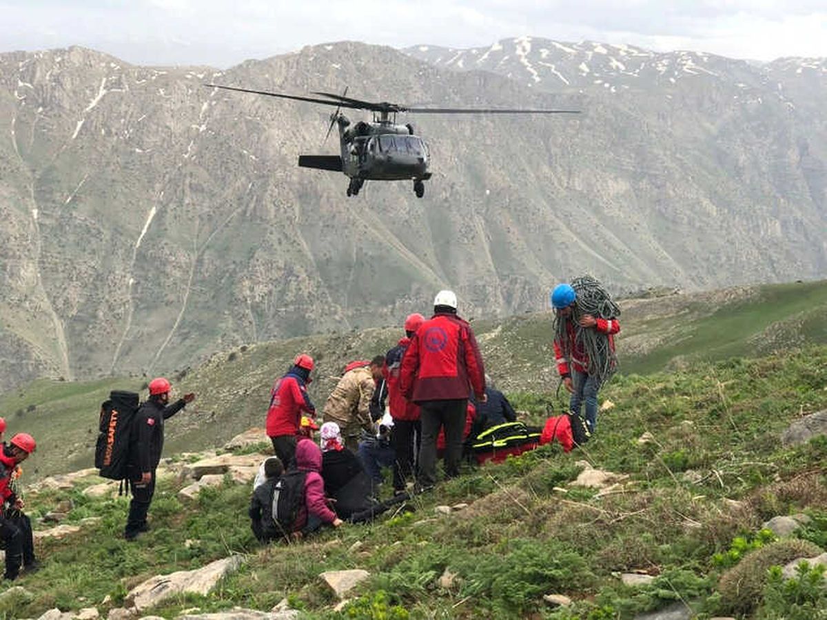 Pancar Toplarken Kayalıklardan Düştü