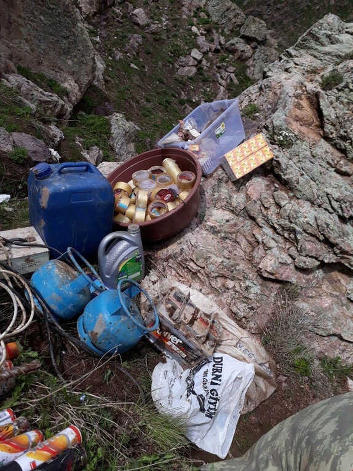 Patlayıcı Madde Yapımında Kullanılan Çok Sayıda Malzeme Ele Geçirildi