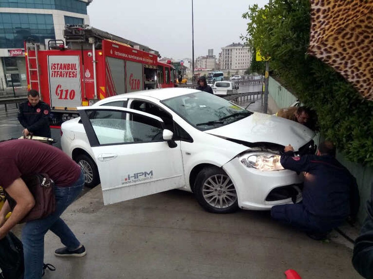 Pendik\'te Yağışlı Hava Kazaya Neden Oldu: 1 Yaralı