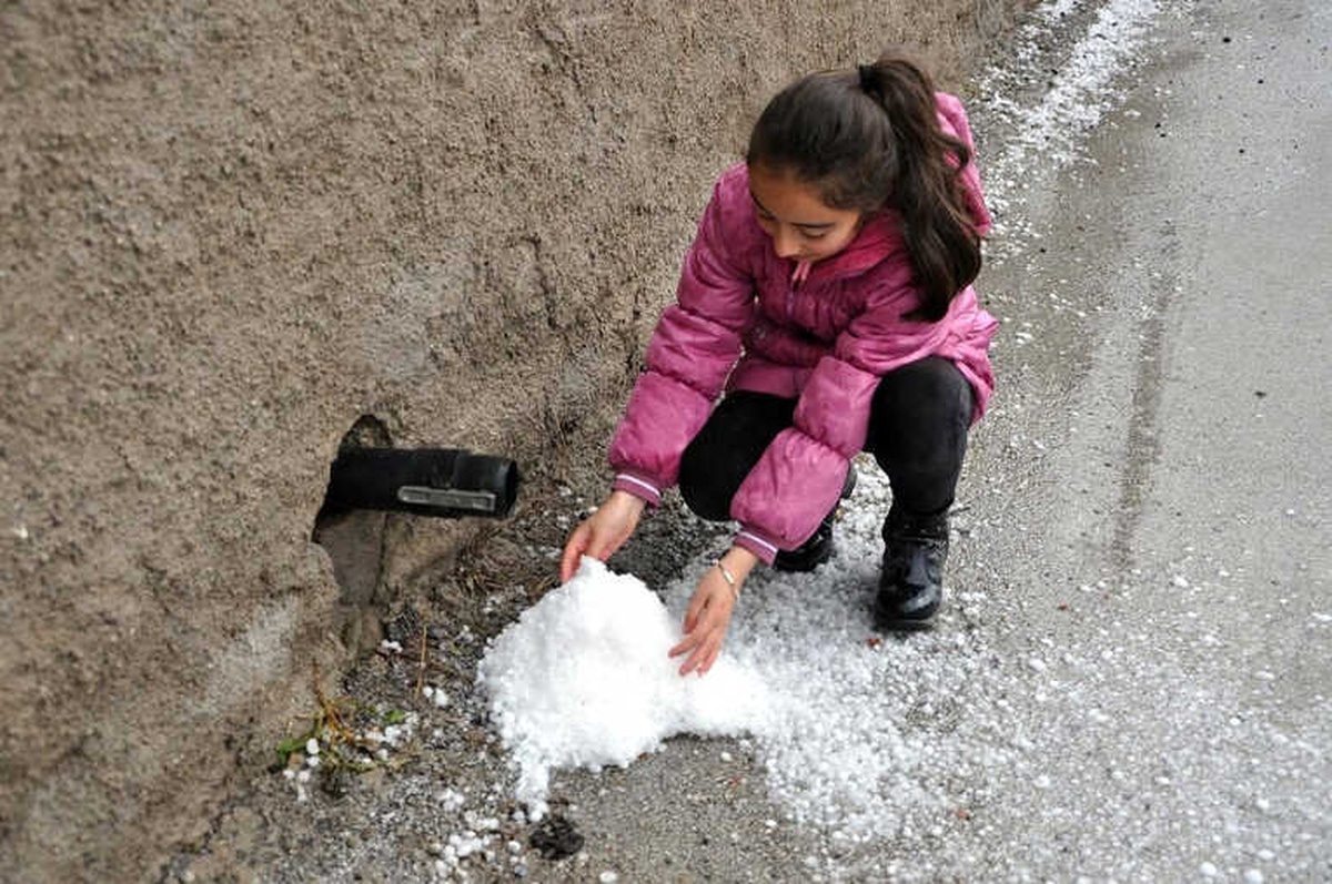 Sorgun\'da Dolu Yağışı İlçeyi Beyaza Bürüdü