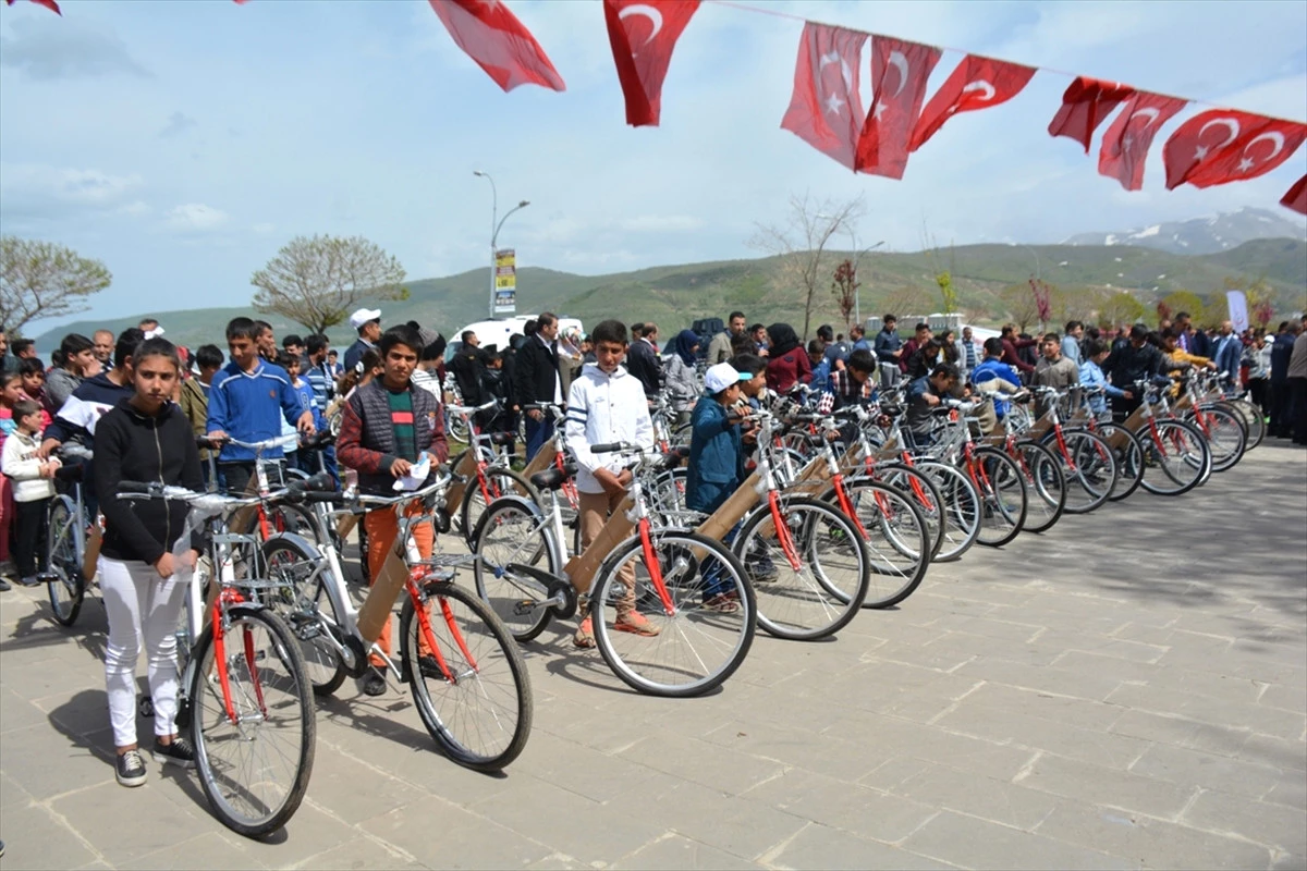 Tatvan\'da 300 Öğrenciye Bisiklet Dağıtıldı