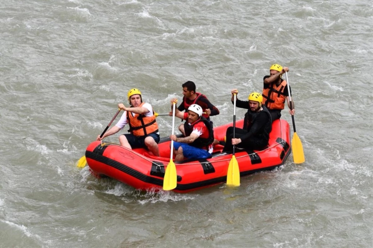 Tunceli\'de Tabuları Yıkan Vali Bu Kez Rafting Yaptı