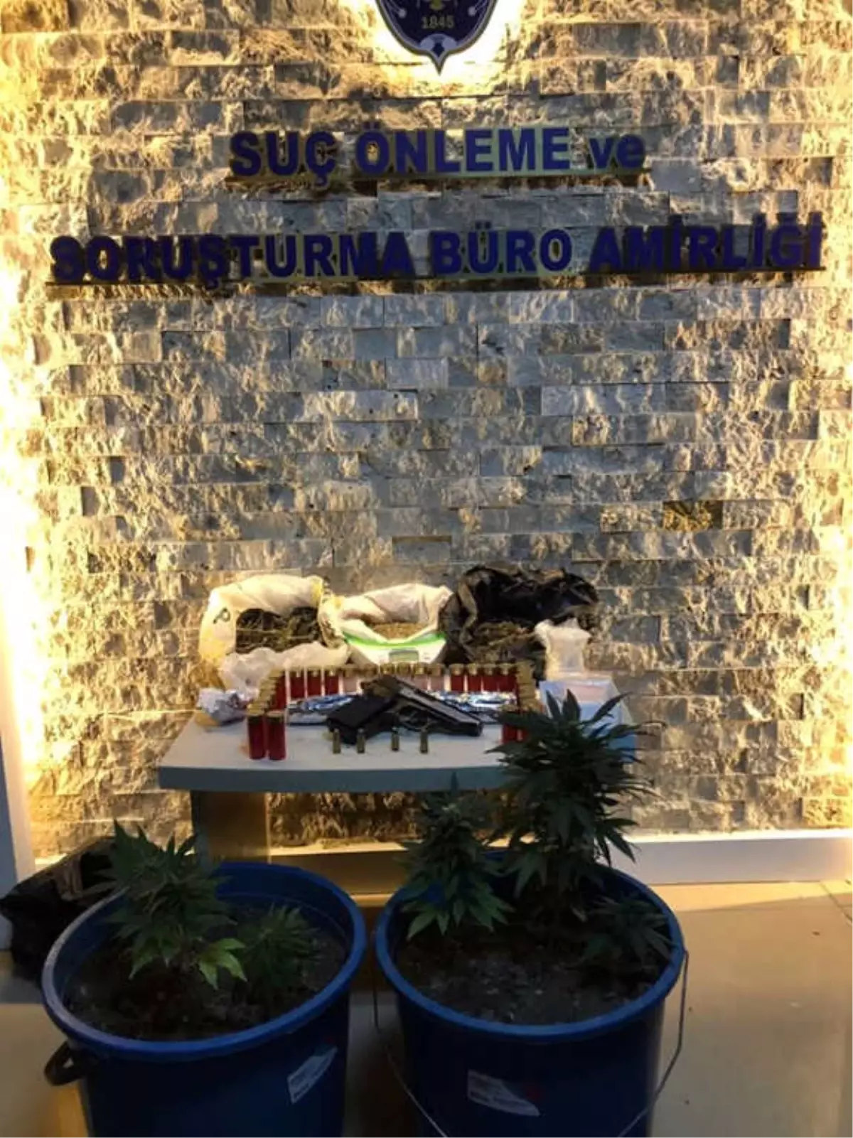 Uyuşturucu Satmaktan Yakalandılar, Evlerinde Fetö\'ye Ait Yayınlar Çıktı