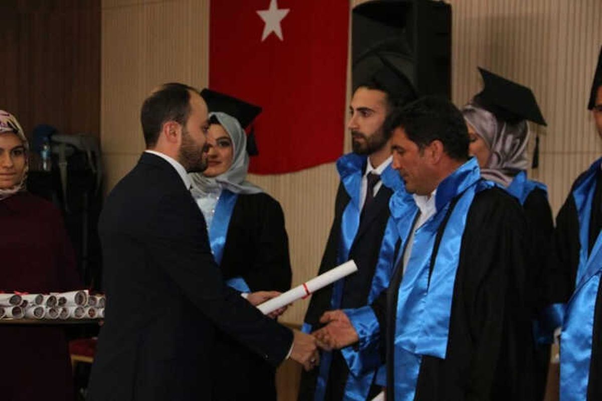 50 Yaşında Muhtar Üniversite Bitirdi