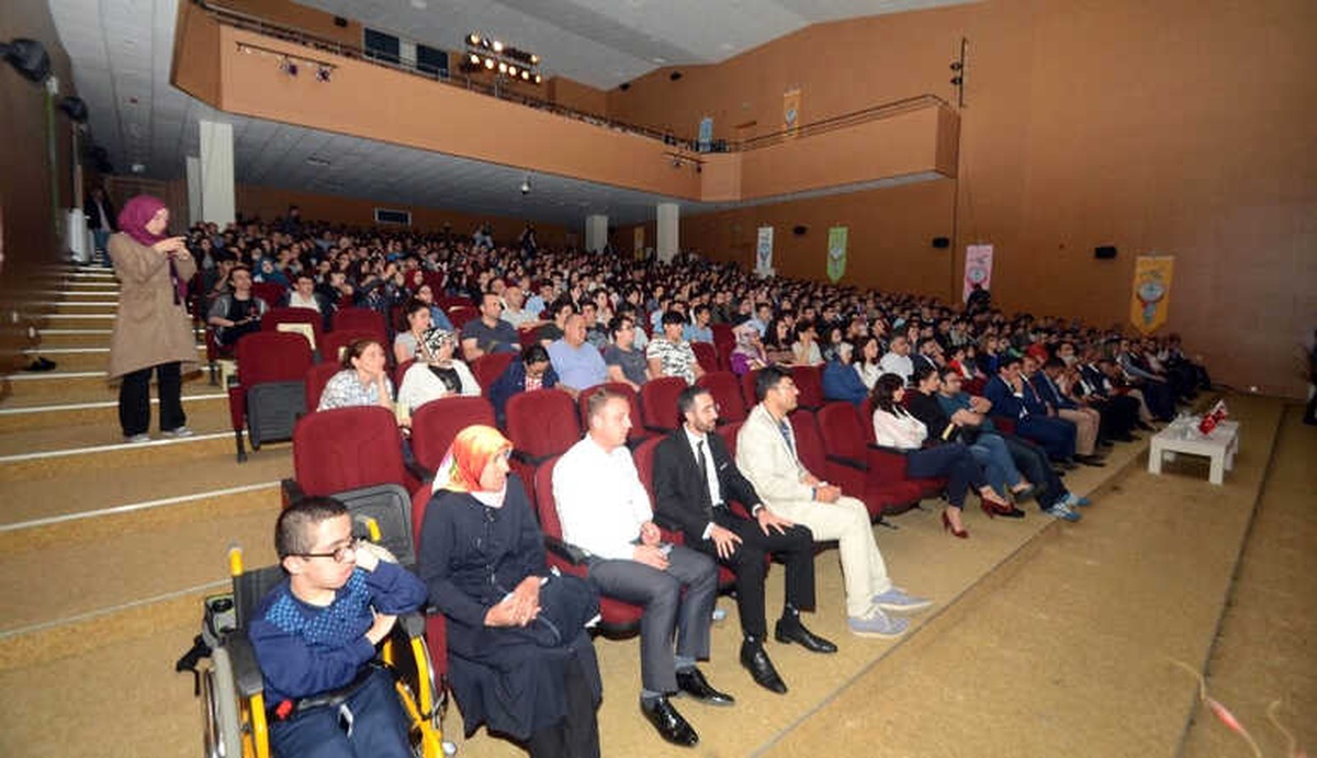 81 İlin Fen Lisesi Öğrencileri Tiyatro ile Başkent\'i Tanıdı