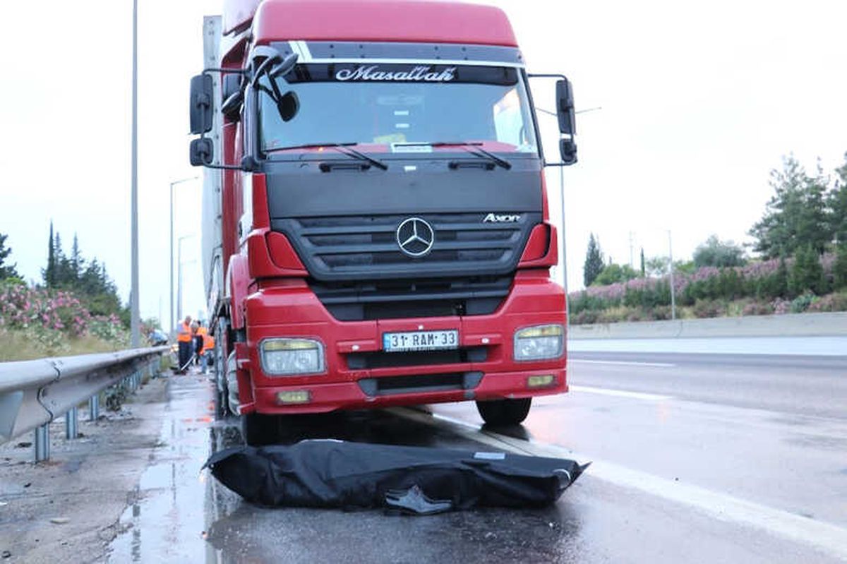 Adana\'da Trafik Kazası: 1 Ölü, 2 Yaralı