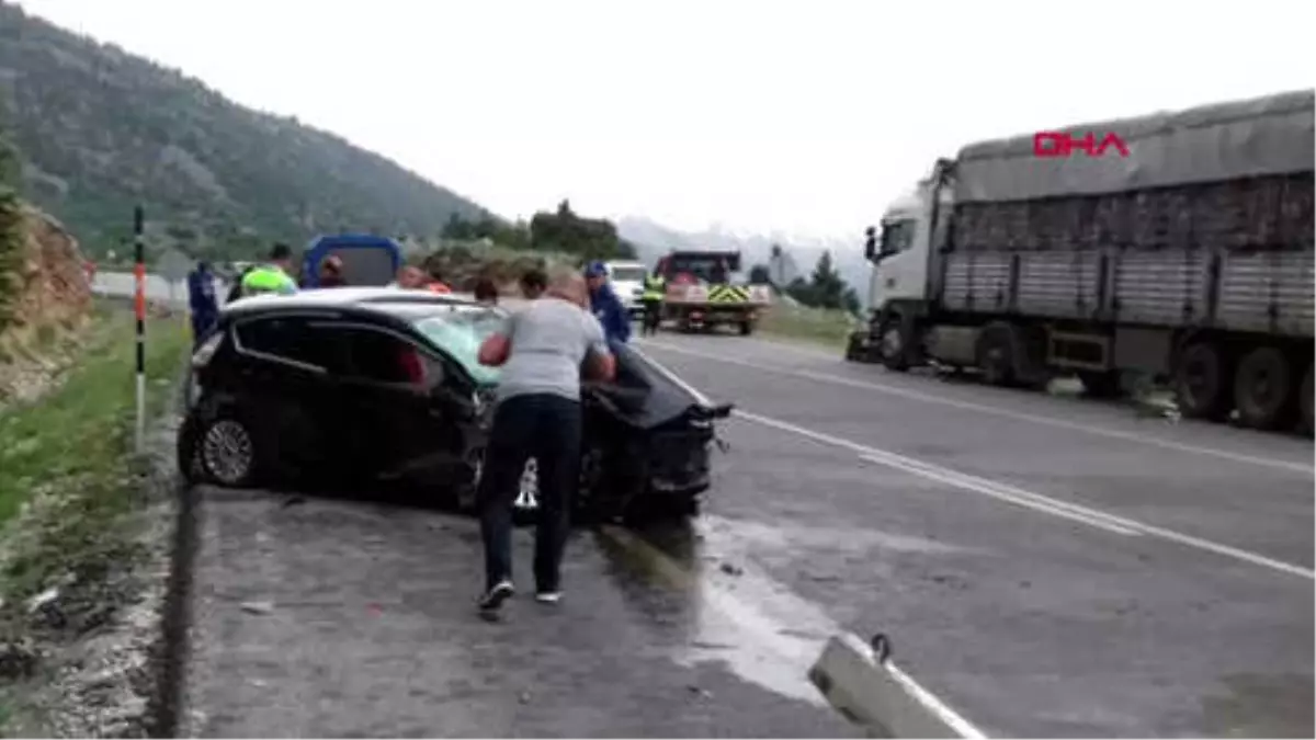 Antalya Tır\'la Çarpışan Otomobildeki Polis Memuru Öldü