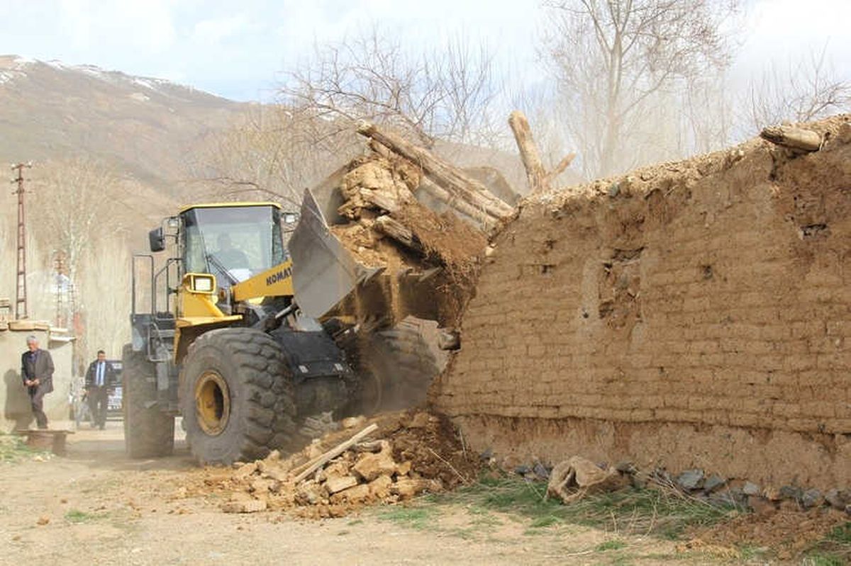 Başkale\'de Tehlike Oluşturulan Metruk Yapılar Yıktırılıyor