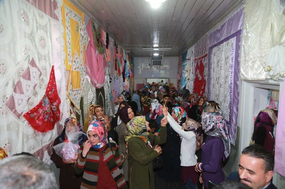 Baskil\'de Kadınların El Emekleri Sergilendi