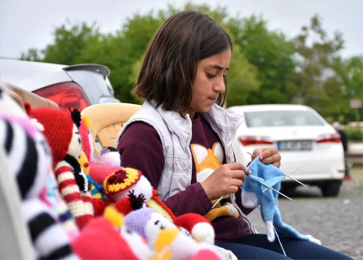 Bebekle Oynayacağı Yaşta Amigurumi Bebek Yapıyor