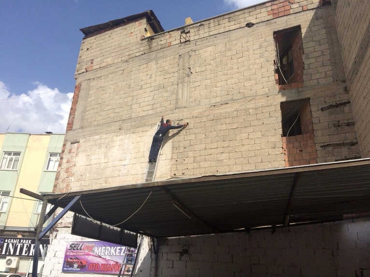 Briketler Arasına Sıkışan Kuş Kurtarıldı
