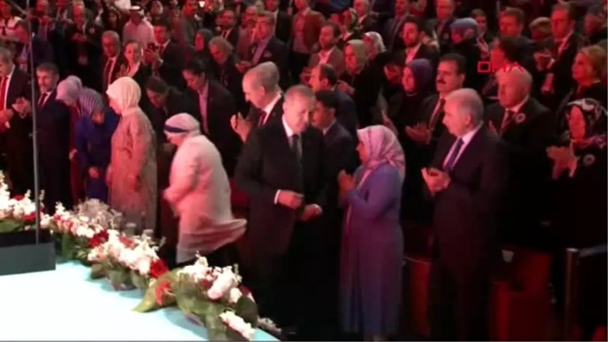 Cumhurbaşkanı Erdoğan, Kürsüdeki Zeytin Dalını Eşine Verdi