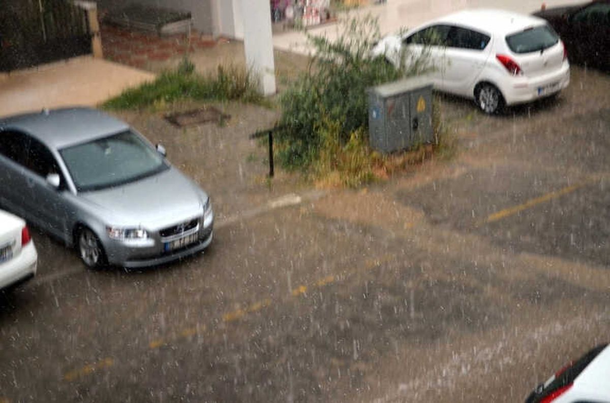 Didim\'de Şiddetli Yağış Caddeleri Dereye Çevirdi