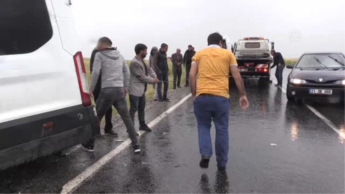 Diyarbakır\'da Otomobille Minibüs Çarpıştı: 1 Ölü, 9 Yaralı