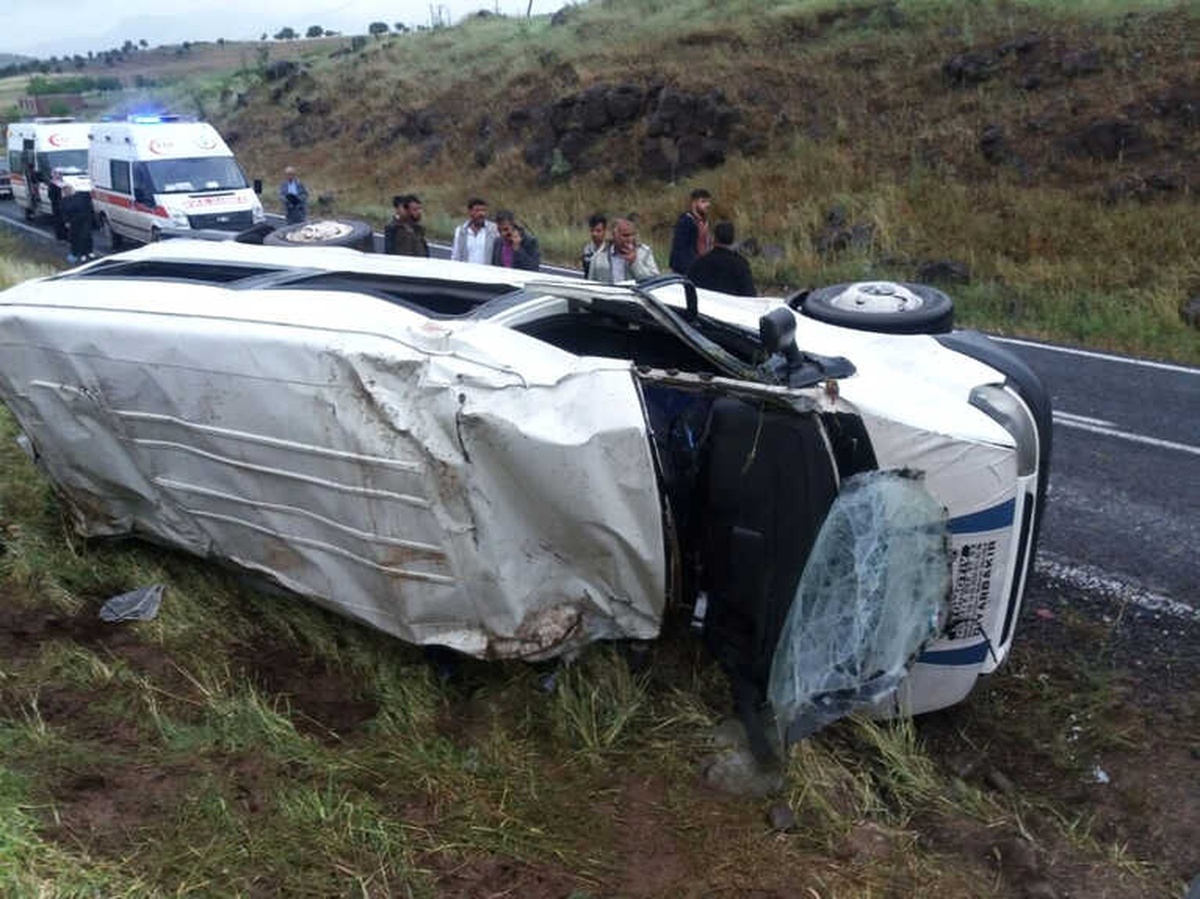 Diyarbakır\'ın Çermik İlçesi Karataş Mahallesi Mevkisinde Öğrencileri Taşıyan Servis Aracı Şarampole...
