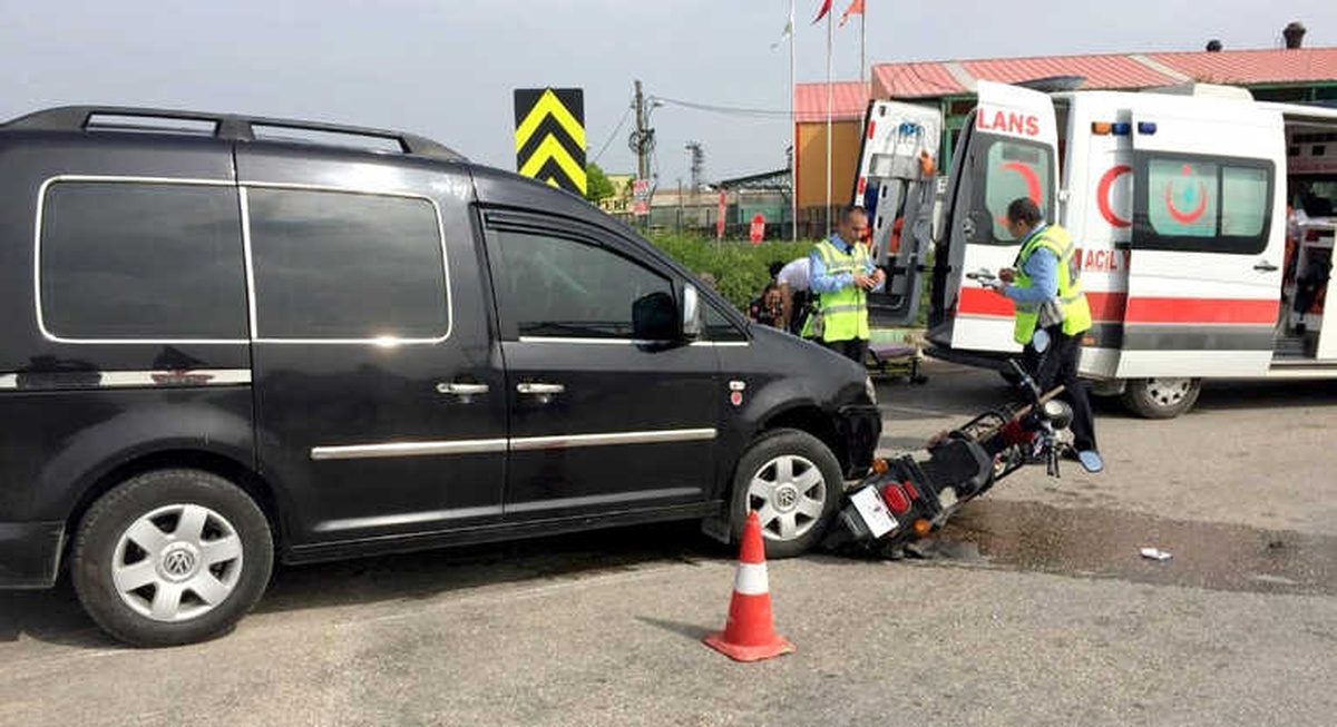 Elektrikli Bisikletle Kamyonet Çarpıştı: 1 Yaralı